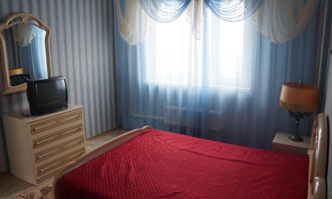 Nizhnevartovsk Apartment | Cozy Мира 31 к 1: Breakfast and Hot Tub Included