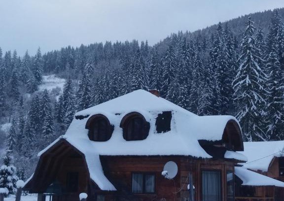 Roztoky House | Discover Мідний чан: Family-Friendly with Breakfast Included