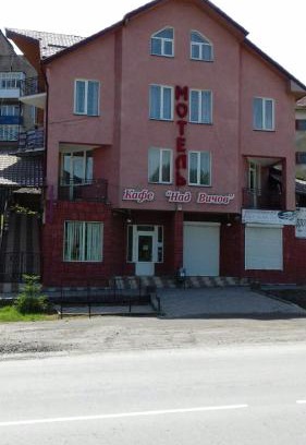 Volovets Hotel | Relax at Над Вичов: Family-Friendly with Hot Tub Access