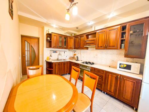 Yavory Apartment | Modern 2-Room Apartment on Vernadskogo Street