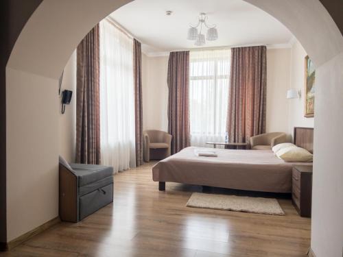 Rivne Hotel | Budget-Friendly ОРК "Блісс" with Breakfast & Hot Tub