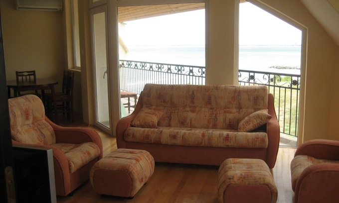 Sveti Vlas Apartment | Relax by the Gentle Whisper of Ocean Waves