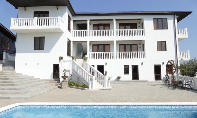 Bagmaran House | Welcoming Stay at Отель Белый дом with Pool & Breakfast