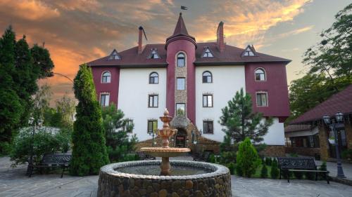 Vyshhorod Hotel | Welcoming Вышеград: Pet-Friendly with Pool & Dining Options