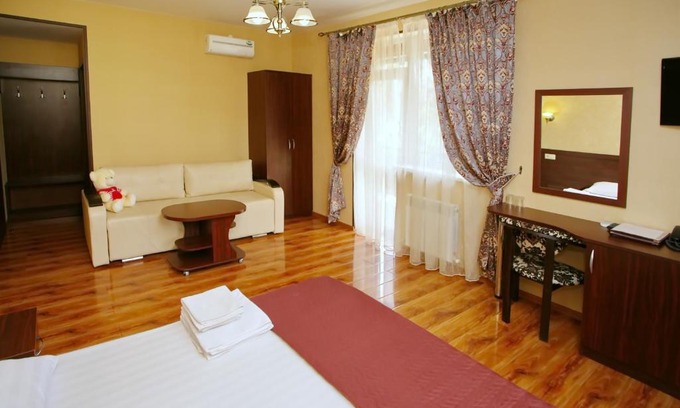 Shepsinskoe Hotel | Cozy Retreat at Alta Vista: Breakfast & Hot Tub Awaits!