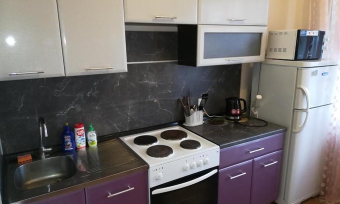 Nizhnevartovsk Apartment | Discover Пионерская 17: Breakfast & Hot Tub Await You