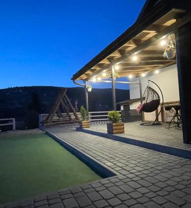Polyanytsya House | Cozy Private Retreat Solomiya: Child-Friendly & Hot Tub