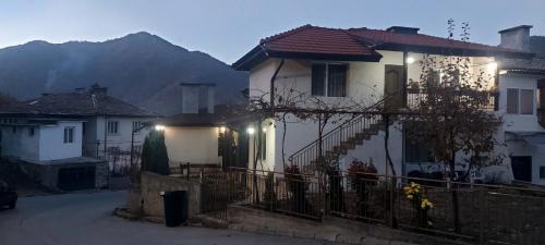 Devin House | Welcoming При баджанака: Family-Friendly Getaway