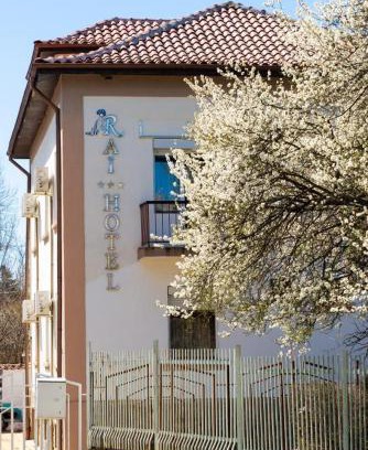 Hisarja Hotel | Cozy Retreat at Раѝ with Breakfast and Hot Tub Access