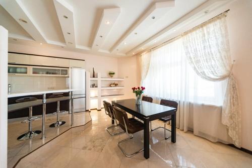 Obolon' Apartment | Family-Friendly 3-Bedroom Apartment on Minsk Embankment