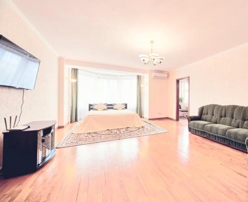 Obolon' Apartment | Elegant 3-Bedroom Apartment on Obolonska Embankment