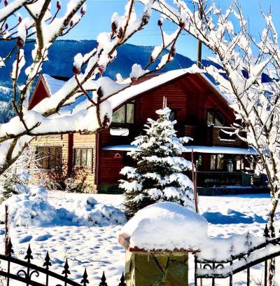 Verkhovyna Apartment | Experience Satisfying Stays at Садиба Карпат with Pool & Hot Tub