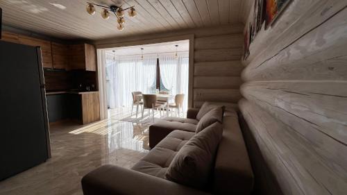 Mizhhirya Apartment | Guest Rated: Садиба Кичера with Hot Tub & Family-Friendly