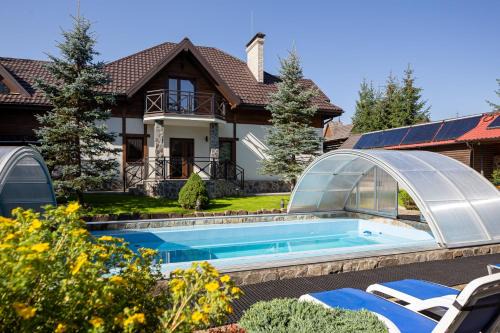 Yablunytsya Ski Chalet | Discover Садиба На Перевалі: Oceanfront Retreat with Pool