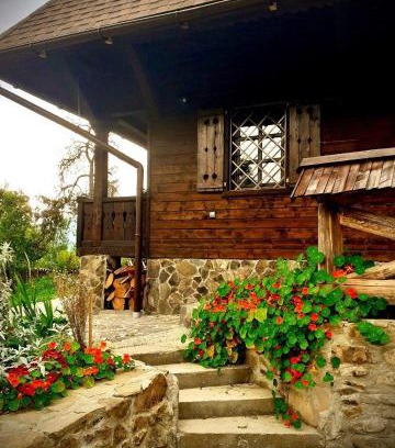 Transcarpathia House | Pet-Friendly Садиба Остра: Guest Rated 9.9/10 Stay