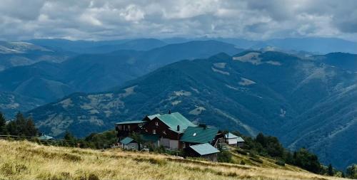 Yasinya House | Family-Friendly Retreat at Садиба Терентин with Hot Tub