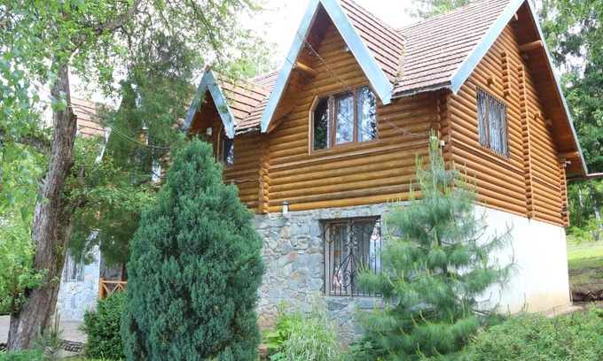 Nizhneye Sinevidnoye Cabin | Pet-Friendly Retreat at Садиба У Романа with Hot Tub