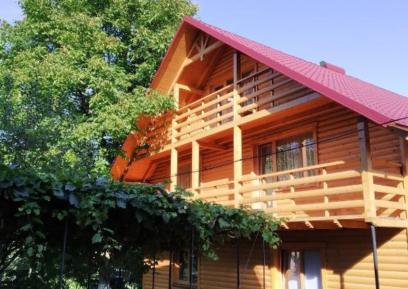 Yaremche House | Inviting Садиба Чорногора: Oceanfront & Poolside Retreat
