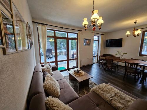 Stoykite House | Experience Mountain Gems: Family-Friendly Retreat Awaits