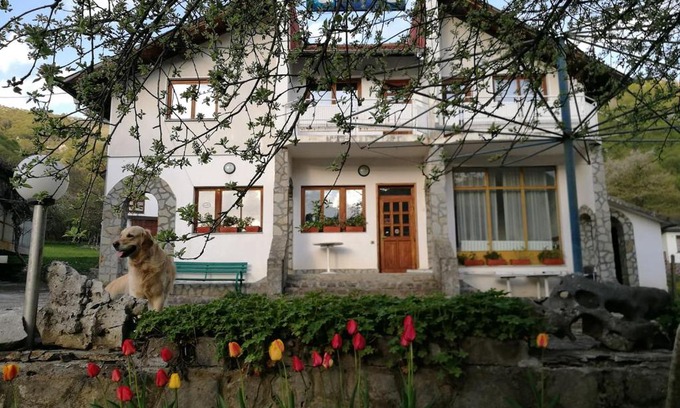 Ribaritsa Bed & Breakfast | Cozy Guest Rooms at Balkan House with Pool & Hot Tub