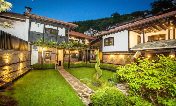 Slivek House | Family Hotel Chardakite: 10/10 Rated with Hot Tub & Kitchen