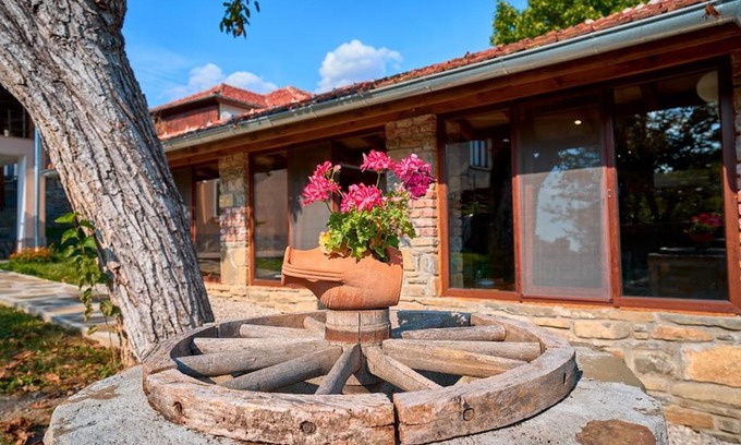 Debnevo House | Discover Симида-4: Family-Friendly Retreat with Pools
