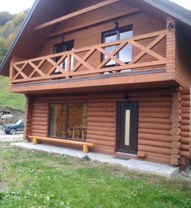 Yasinya House | Family-Friendly Retreat at Смерекова хата Awaits You