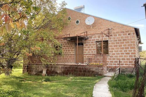 Aruch Apartment | Cozy Home Surrounded by Lush Fruit Orchard and Pool