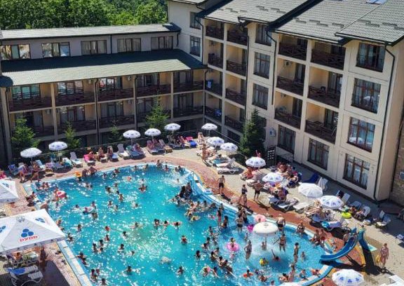 Chernivtsi Region Hotel | Pet-Friendly Сонячна Долина Hotel with Oceanfront Views