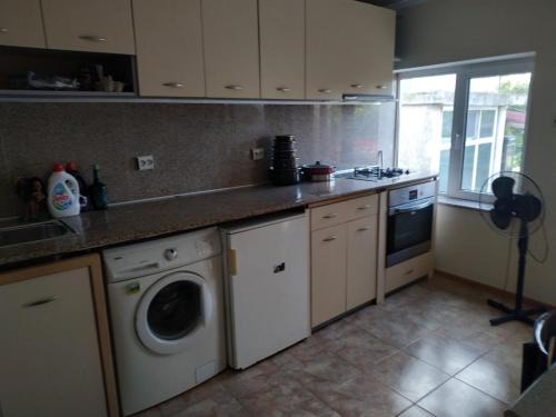 Durankulak Apartment | Kid-Friendly Getaway at Къща за гости Деко