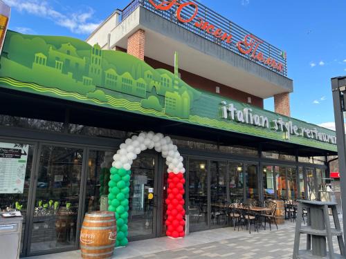 Plovdiv Center Hotel | Charming Южен полъх: Italian Style with Hot Tub & Dining
