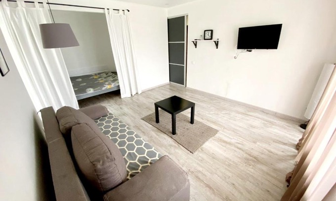 Babushkins'kyi district Apartment | Stylish Apartment in Bright Tones - Pet Friendly & Accessible