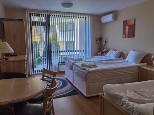 Razlog Apartment | Cozy Studio for Three with Pool at Aspen Golf Resort