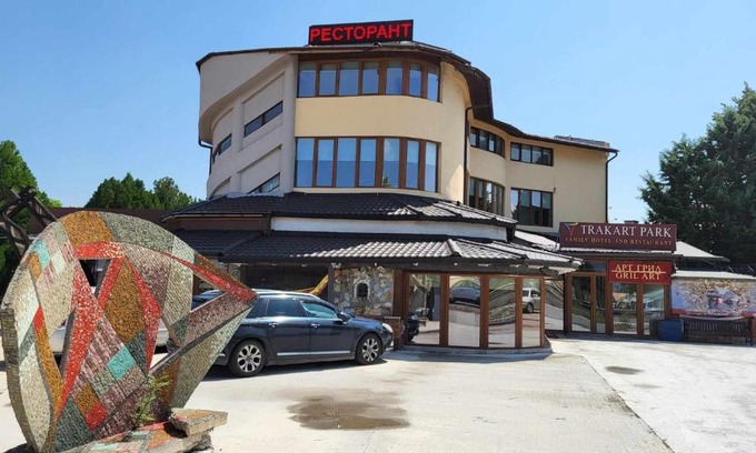 Lyaskovo Hotel | Pet-Friendly Retreat at ТРАКАРТ-ПАРК with Dining Options