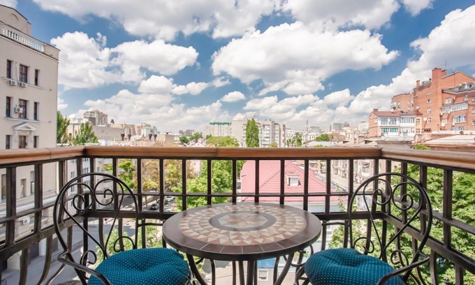 Leninskiy rayon Apartment | Cozy Apartment with Garden View in Stalinist Building