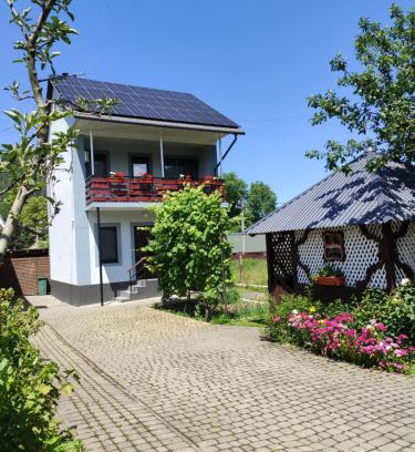 Yaremche House | Ocean View Retreat: Family Cottage "У Пасічника" Awaits