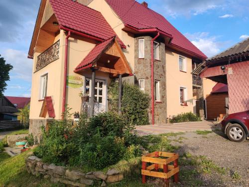 Podobovets House | Family-Friendly Retreat at У Яслигана with Pool & Breakfast