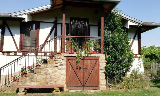 Svishtov Apartment | Pet-Friendly Getaway at Хамбара for Families