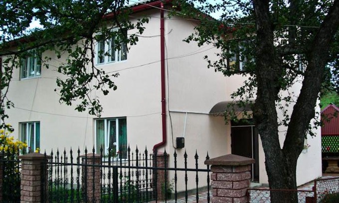 Yasinya House | Cozy Hostel in the Carpathians with Breakfast & Fireplace