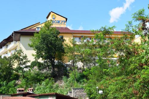 Mineralni Bani Hotel | Relax at Hotel "Божур" - Family-Friendly with Spa & Pool