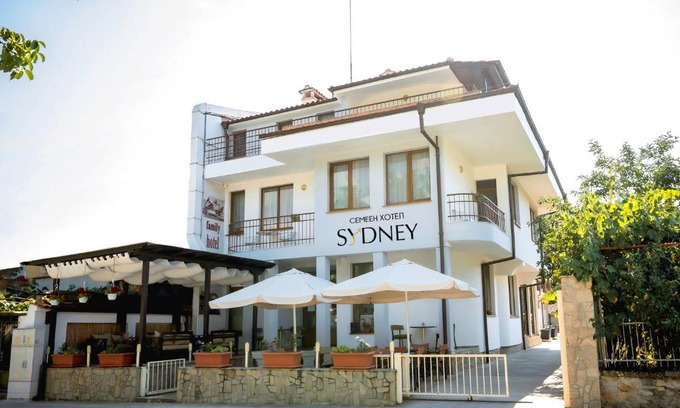 Karlovo Hotel | Discover Hotel Sydney: Family-Friendly with Hot Tub & Breakfast