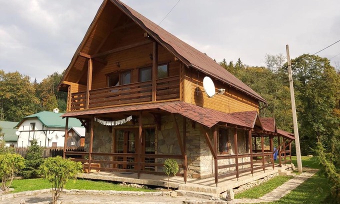 Vyzhnytsya House | Experience Tranquility at Шале "Тиша" - Pet & Child Friendly