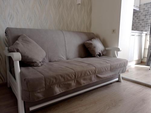 Petrovskoye Apartment | Cozy Studio at ЮЖД with High Guest Rating 9.1/10