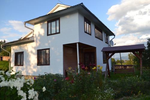 Iltsi House | Cozy ЮрДар: Pet & Child Friendly with Top Ratings!
