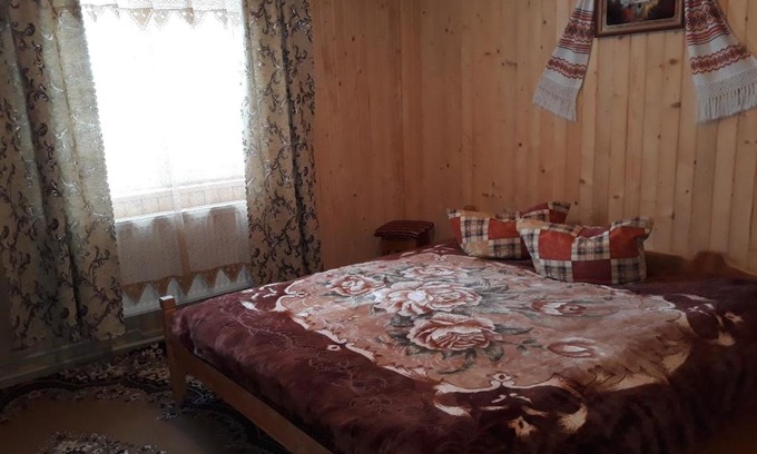 Yablunytsya House | Explore Yabluneviy Sad: Family-Friendly Retreat with Hot Tub