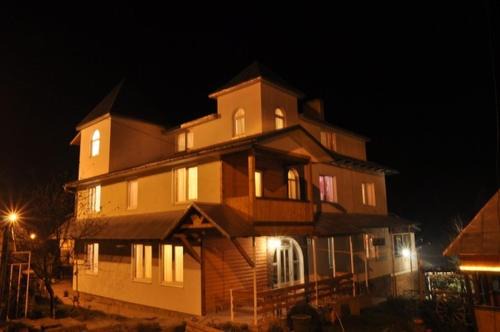 Yaremche Villa | Discover Яблучко: Pet-Friendly Haven with Top Amenities
