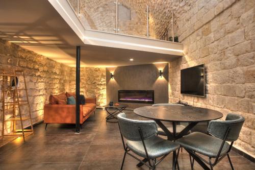 Artists Colony House | Experience Unique Comfort at אבנים טובות with Hot Tub