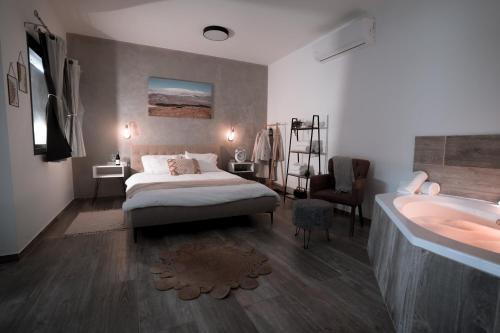Giv'at Yo'av Cabin | Discover אור הצפון - צימרים with Family-Friendly Amenities