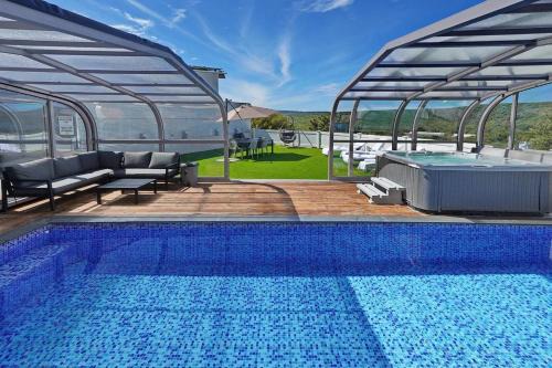 Shomera Villa | Elegant Villa on the Water with Heated Pool & Ocean View