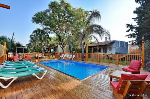 Had Nes Cabin | Experience Hawaii Mansion: Pet-Friendly Oasis with Pool